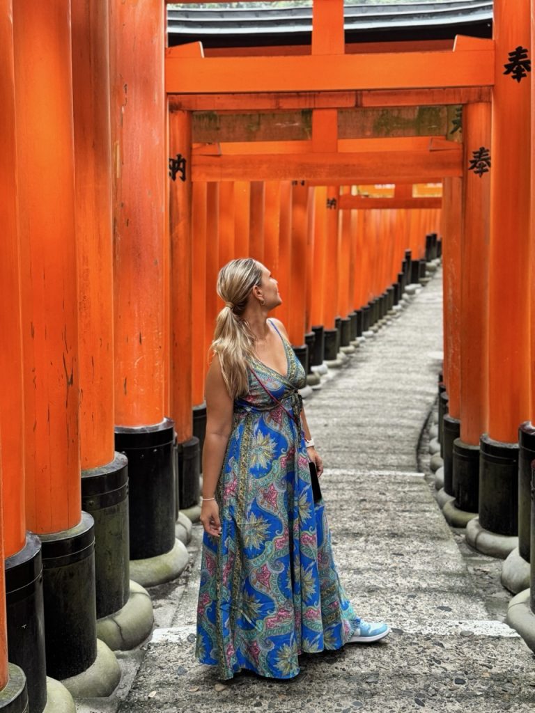 Ragazza all'interno dei Torii del Fushimi Inari-Taisha a Kyoto, Giappone