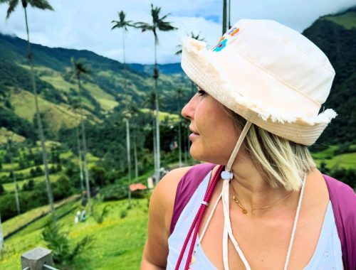 Ragazza che ammira Palme di Cera nella Valle de Cocora, in Colombia
