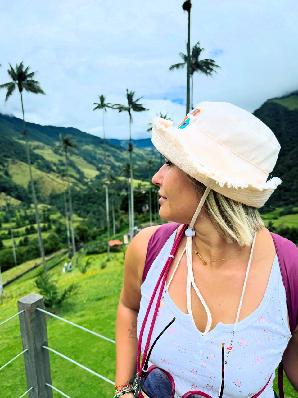 Ragazza che ammira Palme di Cera nella Valle de Cocora, in Colombia